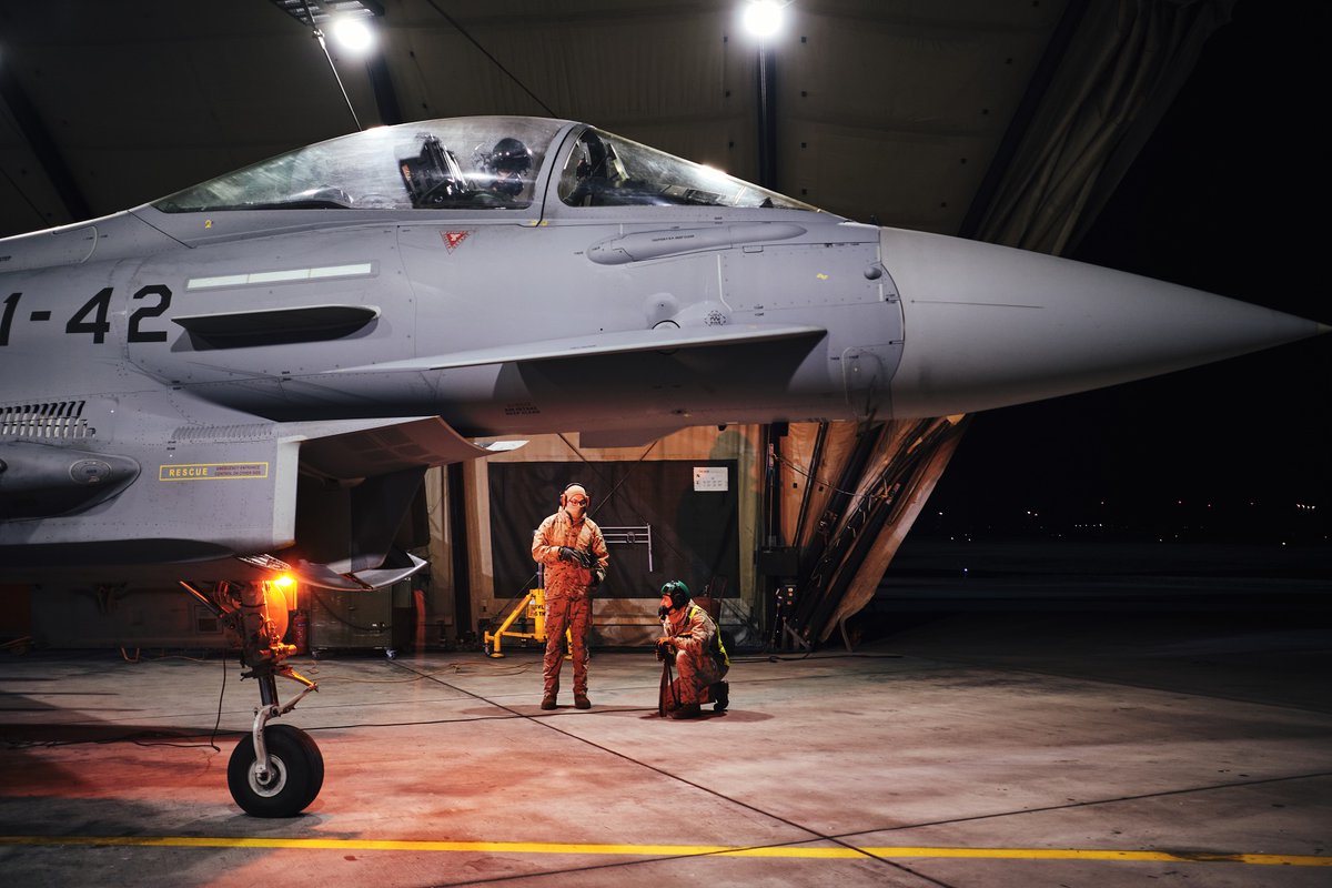 EMADmde's tweet image. Activación de dos cazas ‘Eurofighter’ y un A400M del Destacamento Aerotáctico ‘Vilkas’, #DATVilkas, en la operación Centinela Oriental. 
Desde su base en Šiauliai, en Lituania, la patrulla aérea vigiló una posible amenaza de incursión sobre Polonia. 
#MOPS @NATO @EjercitoAire