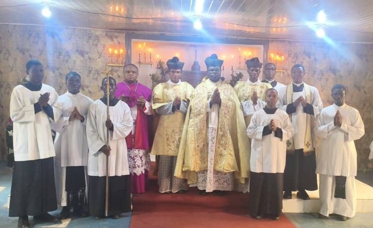 FrOkerulu's tweet image. Pictures taken after the 40hours Devotion conducted by the Society of Traditional Roman Catholics, STRC, in Nekede, Owerri, Imo State, Nigeria. 

We prayed for you all! For the triumph of Christ the King in our souls, in society especially Nigeria and in all the world.