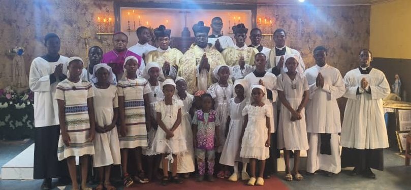 FrOkerulu's tweet image. Pictures taken after the 40hours Devotion conducted by the Society of Traditional Roman Catholics, STRC, in Nekede, Owerri, Imo State, Nigeria. 

We prayed for you all! For the triumph of Christ the King in our souls, in society especially Nigeria and in all the world.