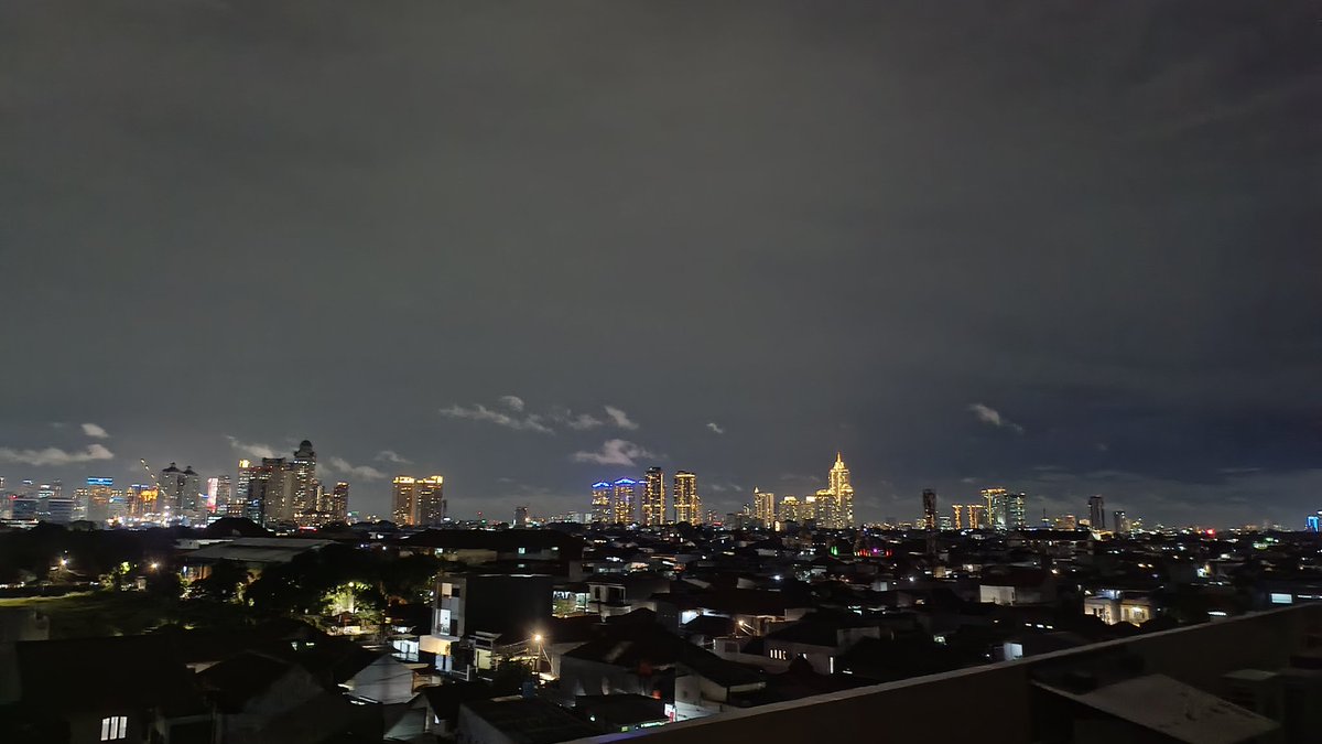 ndaksengaja's tweet photo. Jakarta dengan gerimis kecilnya https://t.co/1MCzZ9Kclz