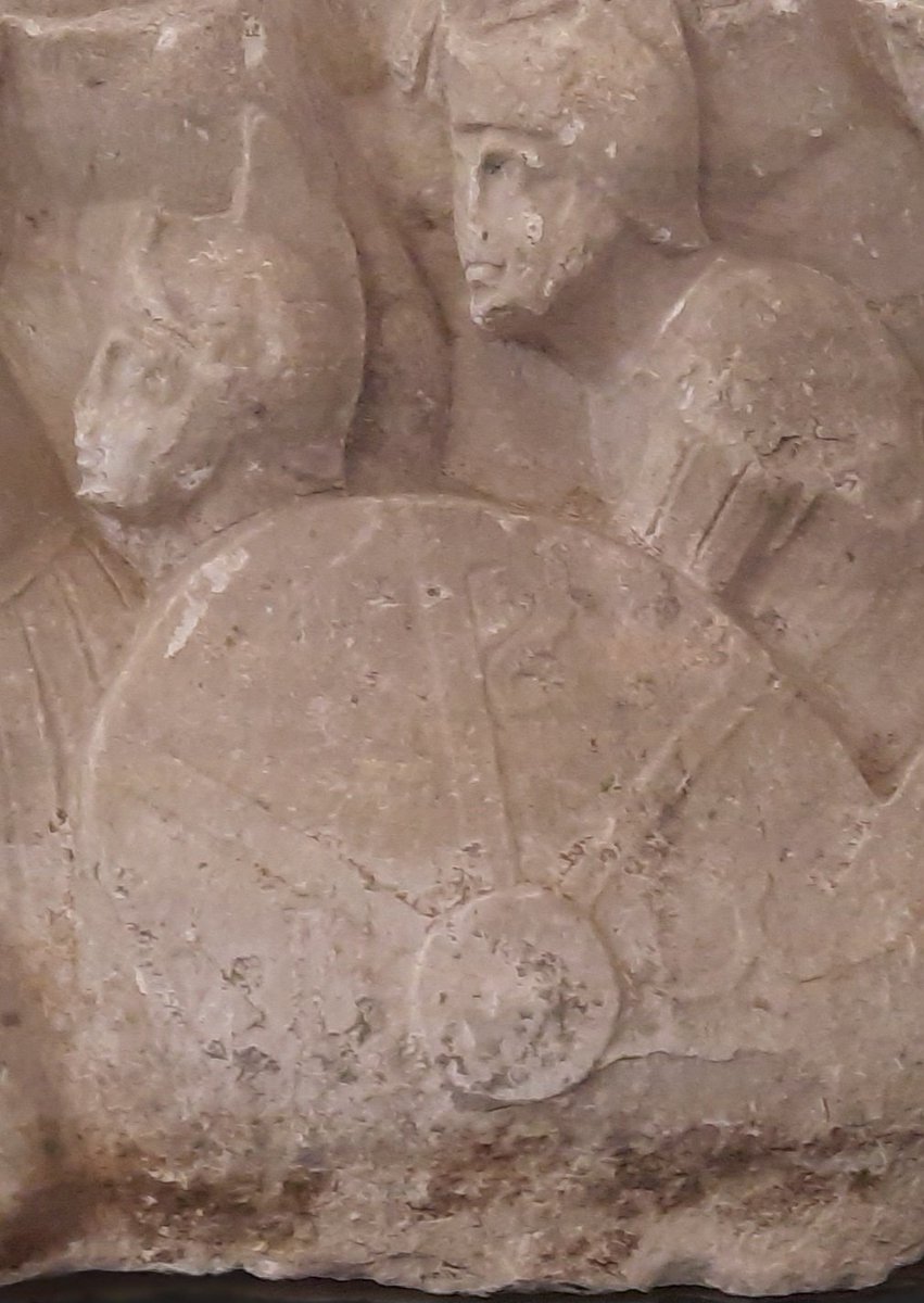 Beyazit'taki II.Bayezit Hamami'nda sergilenen ve Theodosius Sütununa ait olan Roma askerleri kabartmalı parçada bir kalkan üzerine Roma labarum-siparum (sancagi) da işlenmiş. Rho harfi diye tarif edilen, aslında dalgalanan sancak bezi olmali.