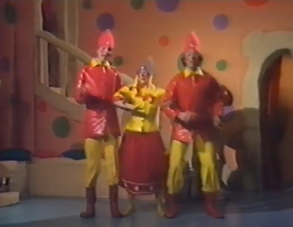 BluePeterHub's tweet image. Simon Groom, Tina Heath and Chris Wenner as singing gnomes in 1979's All Star Record Breakers
