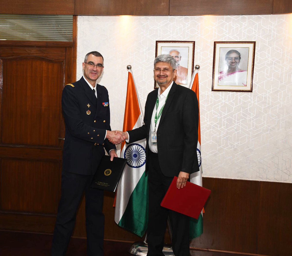 DRDO_India's tweet image. A landmark Technical Arrangement(TA) has been signed between DRDO and Directorate General of Armaments (DGA), France to deepen collaboration in defence research and development

Secretary DDR&amp;amp;D and Chairman DRDO Dr Samir V Kamat, and Lt Gen Gael Diaz de Tuesta, National Armaments…
