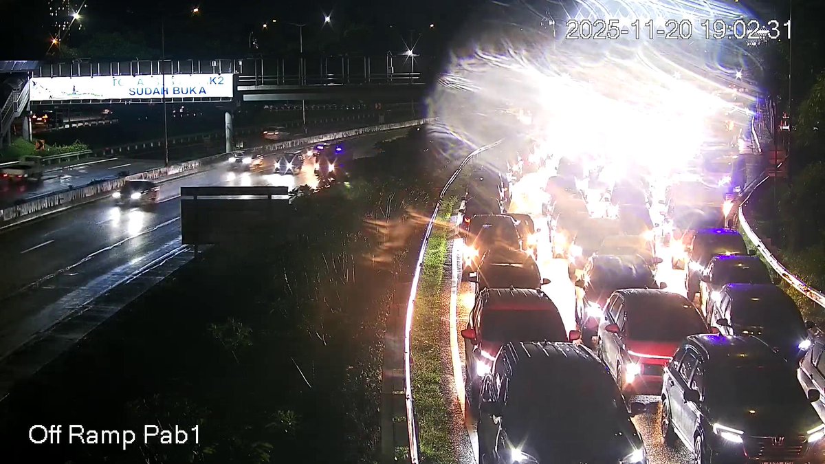 infotolbsd's tweet image. Info terkini Exit Tol Pondok Aren 1 padat merayap imbas volume lalin di Arteri, tertib berkendara dan jaga jarak aman anda. @TMCPoldaMetro @RadioElshinta @SonoraFM92