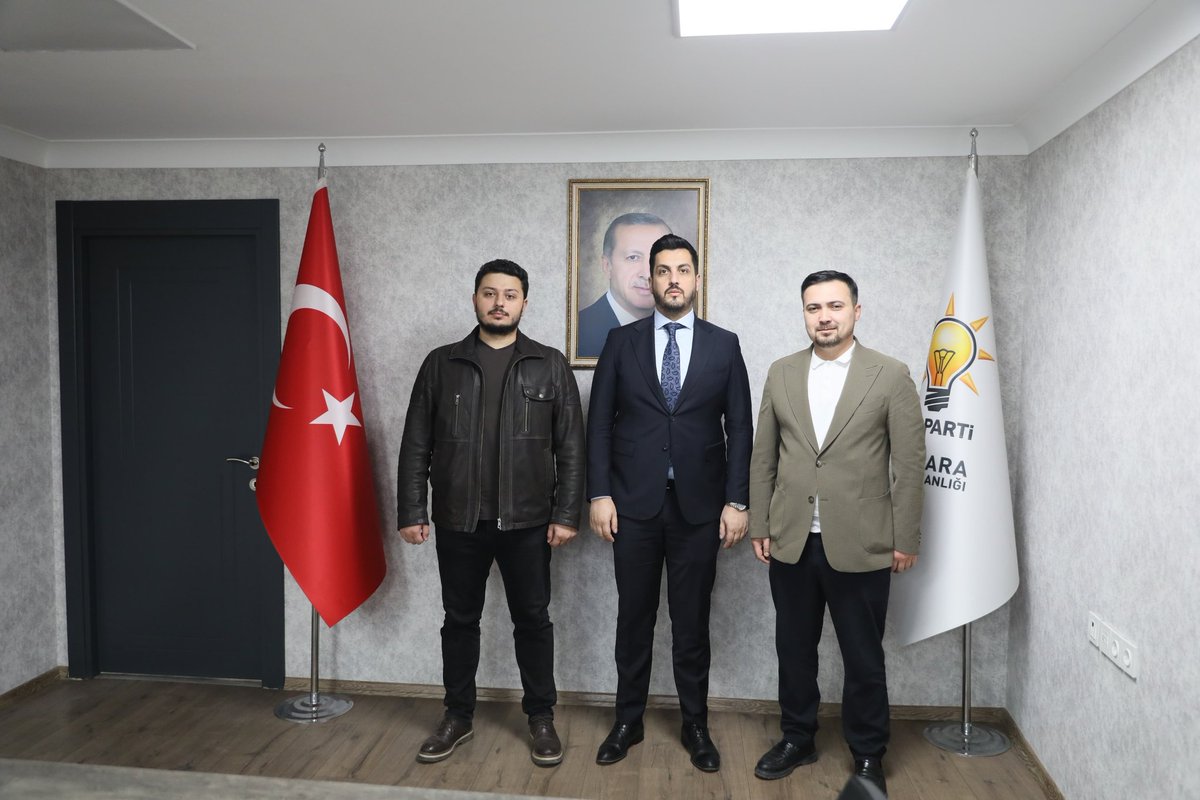 Genç Kızılay Ankara İl Başkanı Mahmut Emirhan Aydın’ı İl Başkanlığımızda misafir ettik. 

Gönüllülük esasıyla yürütülen anlamlı çalışmaları üzerine verimli bir görüşme gerçekleştirdik. 🌙 

Nazik ziyaretleri için teşekkür ediyor, çalışmalarında kolaylıklar diliyorum.