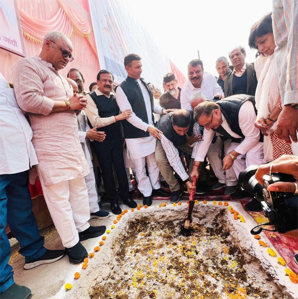 आज नरसिंहपुर में स्व. कर्नल अजय नारायण मुशरान जी की 94वीं पुण्य जयंती पर उनके नाम से बनने वाले भवन की श्रद्धांजलि सभा एवं भूमिपूजन में सम्मिलित हुआ।

इस अवसर पर कांग्रेस के अनेक वरिष्ठ नेता एवं जनप्रतिनिधि उपस्थित रहे।

<a href="/Barmer_Harish/">Harish Chaudhary</a> <a href="/jitupatwari/">Jitendra (Jitu) Patwari</a> <a href="/UmangSinghar/">Umang Singhar</a> <a href="/INCMP/">MP Congress</a>