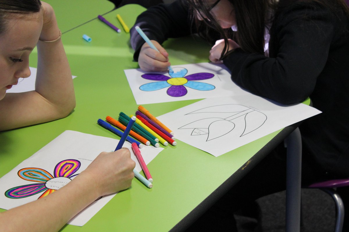 clydebankhigh's tweet image. S2 pupils are celebrating #BookWeekScotland in our library! 🌸 Some created beautiful Friendship Flowers, while others enjoyed some quiet reading time 📚✨ #LoveReading #LibraryFun #S2Readers #FriendshipBlooms