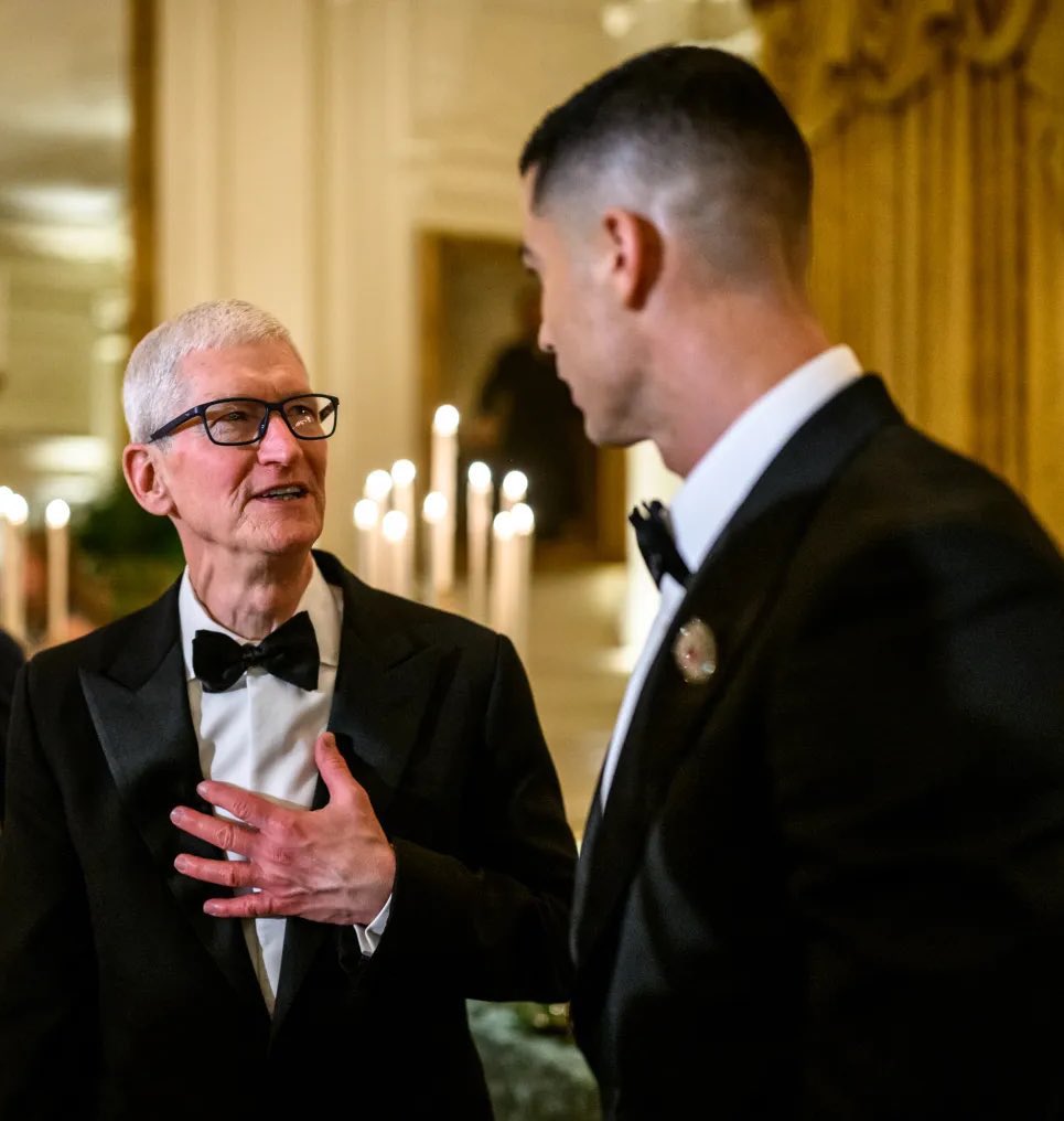 marcogalinha77's tweet image. Tim Cook amanhã:
“Quem são estes 0,0000001% do meu mercado e porque estão tão zangados?”
😂😂📉🍏