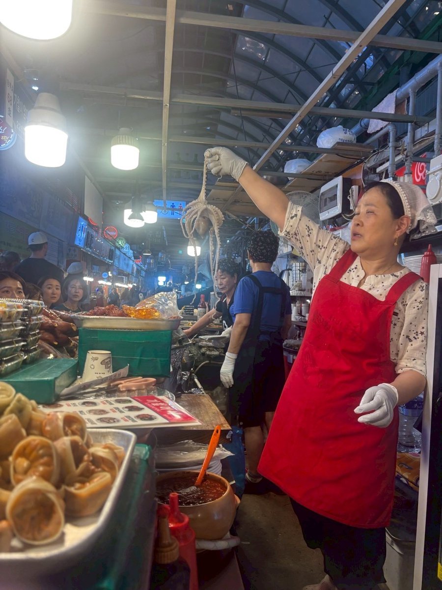 kimu_treeforest's tweet image. 『日経平均、ついにもう一段上へ』

今日は日本株がしっかりと上昇しました。
日経平均は前日比＋1286円、＋2.65％の強い上げ。
心理的節目の5万円に再接近し、投資家の期待が一気に高まりました。

◆ 状況
・日経平均は49,823円まで上昇
・AI関連、半導体が主導
・海外投資家が買い越し…