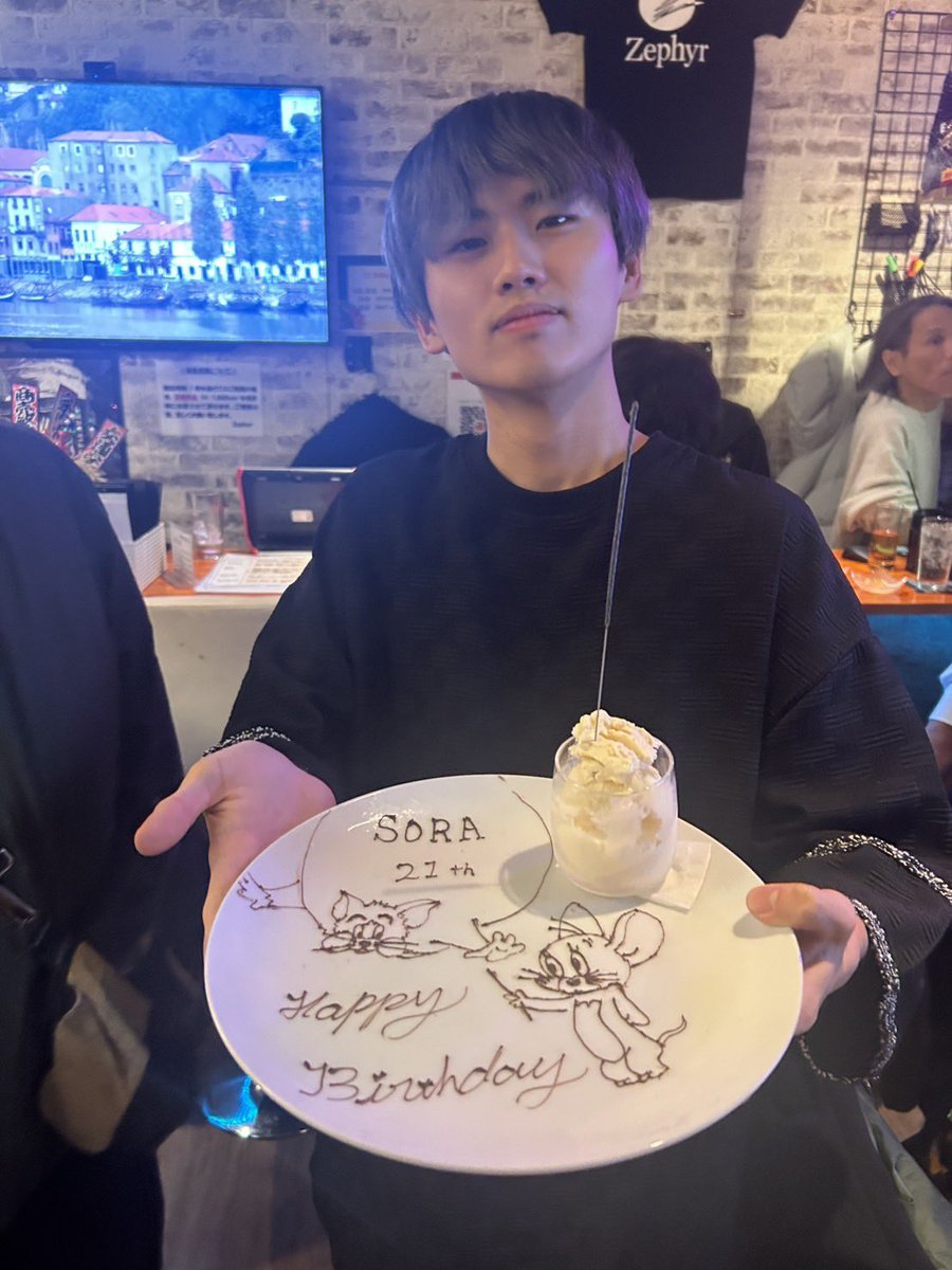 Ono_sora1120's tweet image. 小岩のzephyrで21歳の誕生日祝わって貰いました‼️
常連のお客さんと同じ誕生日だったので一緒にプレート書いてもらった笑笑
わか月の店長も来てくれて色々貰ったよー‼️
めちゃくちゃ楽しかった😽
#小岩 #zephyr #バー #BAR #ミュージックバー