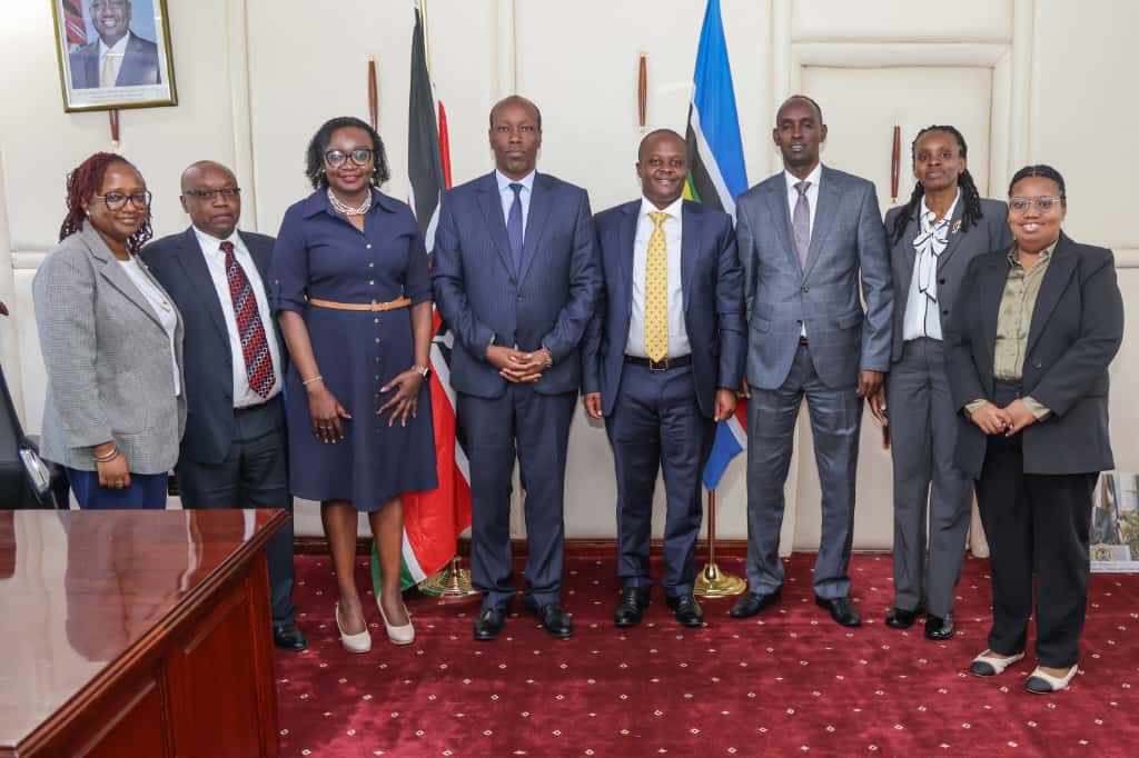 InvestKenya_'s tweet photo. Today CS, @GovLeeKinyanjui engaged the Invest Kenya management team, led by @JohnMwendwaOGW, in a  briefing session to review ongoing preparations for the Kenya International Investment Conference scheduled for March 2026. 

The discussions focused on finalizing the conference’s strategic direction, strengthening stakeholder coordination, and ensuring alignment with national investment priorities. The team also presented an in-depth update on Invest Kenya’s investment deal pipeline, assessing the readiness of various projects and identifying high-priority opportunities that require accelerated action to maximize investor interest and impact.