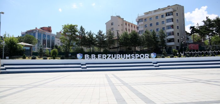Toplumda yükselen tepkiyi anlıyoruz; hassasiyet haklı ve yerindedir.
Demokrat Parti olarak, toplumsal hassasiyeti kaşımadan, demokratik ve anayasal hakkımızı kullanarak kent meydanında bir basın açıklaması yapmak üzere yetkili mercilere başvuruda bulunduk. Terörsüz Türkiye’ye