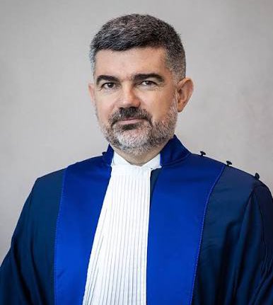 almuariza's tweet image. 👉Esto debería ser un escándalo enorme pero pasa sin pena ni gloria. 
Un juez francés de la Corte Penal Internacional, Nicolas Guillou, está viviendo un auténtico calvario porque 
EEUU lo sancionó tras autorizar las órdenes de arresto contra Netanyahu y Yoav Gallant, ex-ministro…