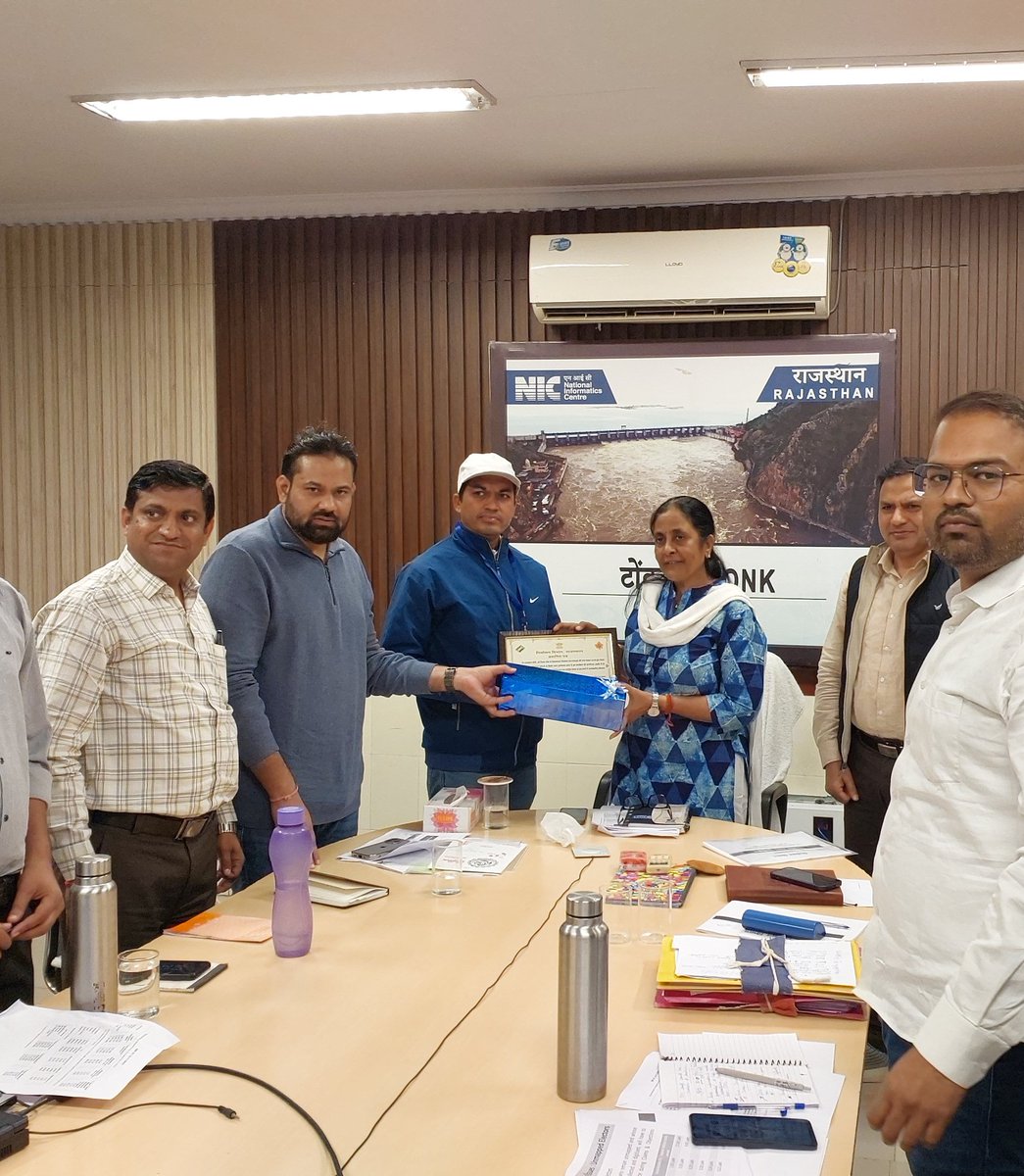 प्रारंभिक अवधि में मतदाताओं के शत प्रतिशत गणना प्रपत्रों को डिजिटाइज कर श्रेष्ठ कार्य करने वाले विधानसभा क्षेत्र मालपुरा के भाग संख्या 33 के BLO श्री रमाकांत सैनी को #CEO sb की वीसी के दौरान #DEO श्रीमती कल्पना अग्रवाल ने किया सम्मानित
<a href="/ECISVEEP/">Election Commission of India</a> <a href="/CeoRajasthan/">CEO RAJASTHAN</a>
#PureElectoralRolls