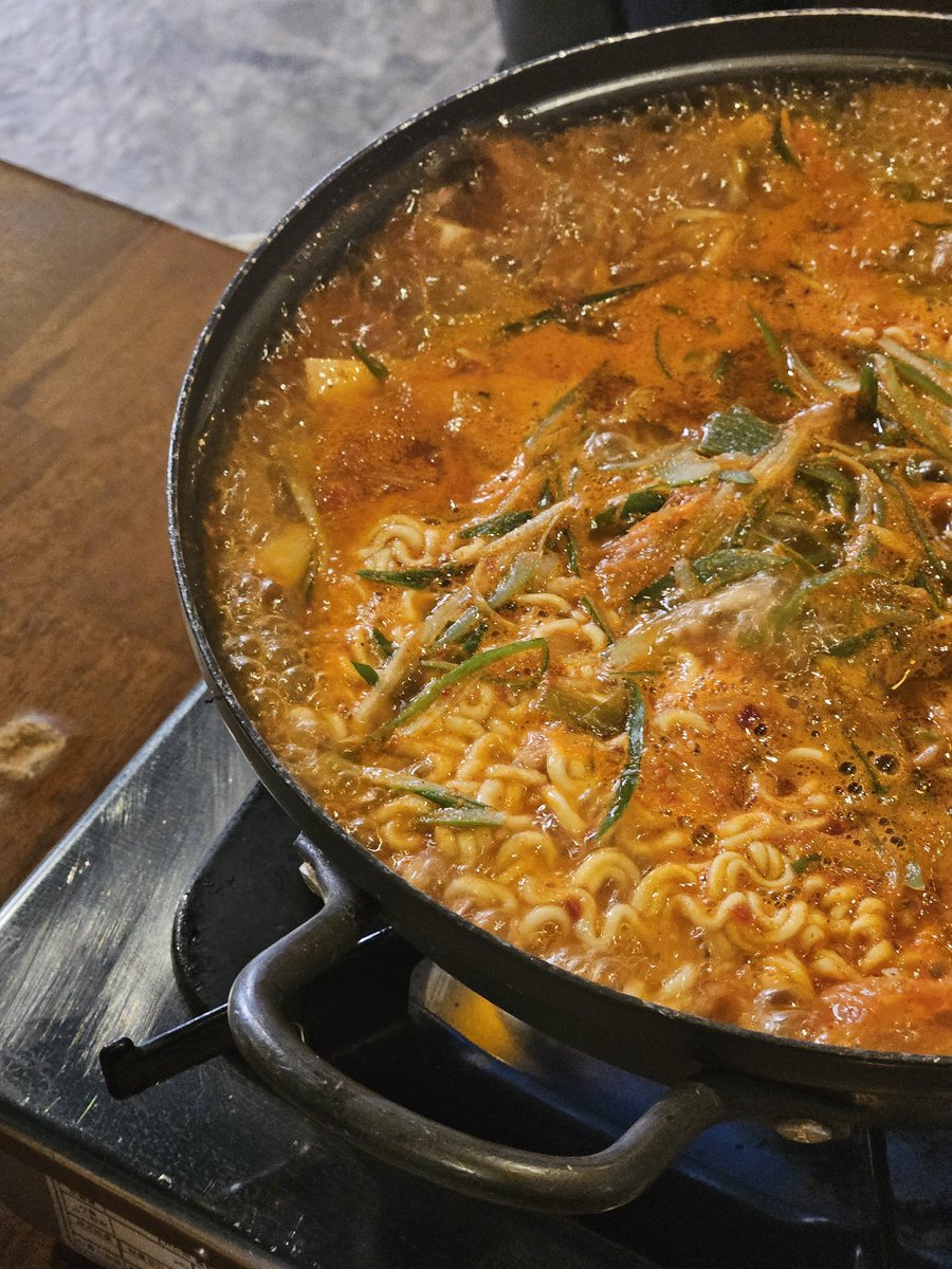 _HannanLM's tweet image. 🐱 im sending you the photo of the food i ate recently and also photo of me exercising
*3 pics*
🐱 if i don&apos;t eat like that
🐱 i don&apos;t have to do exercise like that, right?
🐱 but well..
🐱 im doing it for the sake of eating
🐱 just one cheat meal(?), and i&apos;ll exercise a bit more