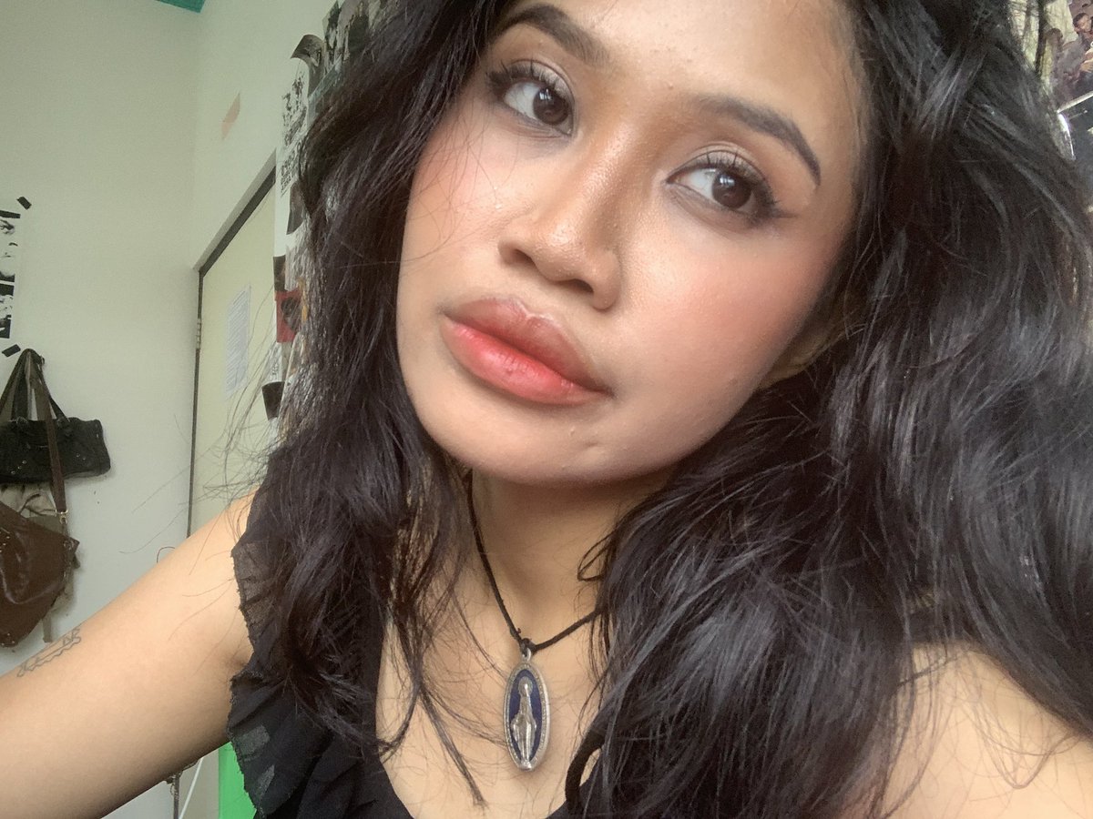 anakkiribanget's tweet image. my make up before and after 8+ hours without touch up