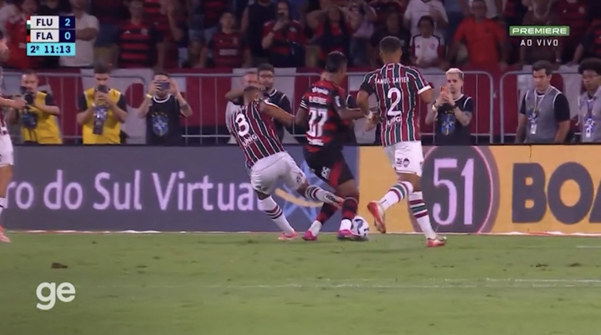 futebol_info's tweet photo. ⚠️ Agora!

O diálogo do VAR do lance de Thiago Silva com Bruno Henrique, em Fluminense 2x1 Flamengo:

Árbitro (Davi Lacerda): “Ele (Thiago Silva) tira o pé, é escanteio, é escanteio. O pé do Bruno Henrique chega primeiro, mas o Thiago Silva tira a força.”

VAR (Wagner Reway): “Ele vai fazer o movimento e não chuta. Ele não chuta a perna.”

Assistente do VAR: “Vê se tem impacto, Wagner.”

VAR: “Ele vai fazer o movimento e retira totalmente a perna. Tá perfeito, é como você narrou. Ele retira totalmente a perna e o jogador simula. Simula, não. Ele exagera.”

Árbitro: “Ok, obrigado.”

🗞 @ESPNBrasil
📸 Reprodução/Premiere
