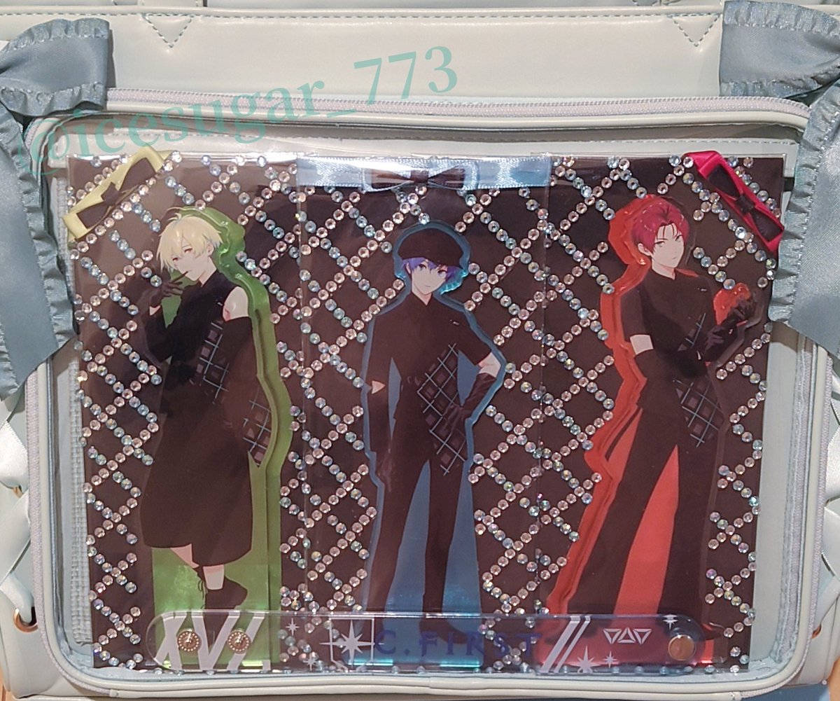 icesugar_773's tweet image. 痛バを乗せる流れがあったので便乗します📸

私はアクスタで主にデコレーションするのですが、衣装にデコレーションの雰囲気を合わせたり、個人カラーを入れたりして楽しんでます🙌　

好きな子たちの身長がかなりバラバラで大変ですがお顔が絶対に見えるように配置にはこだわってます✨