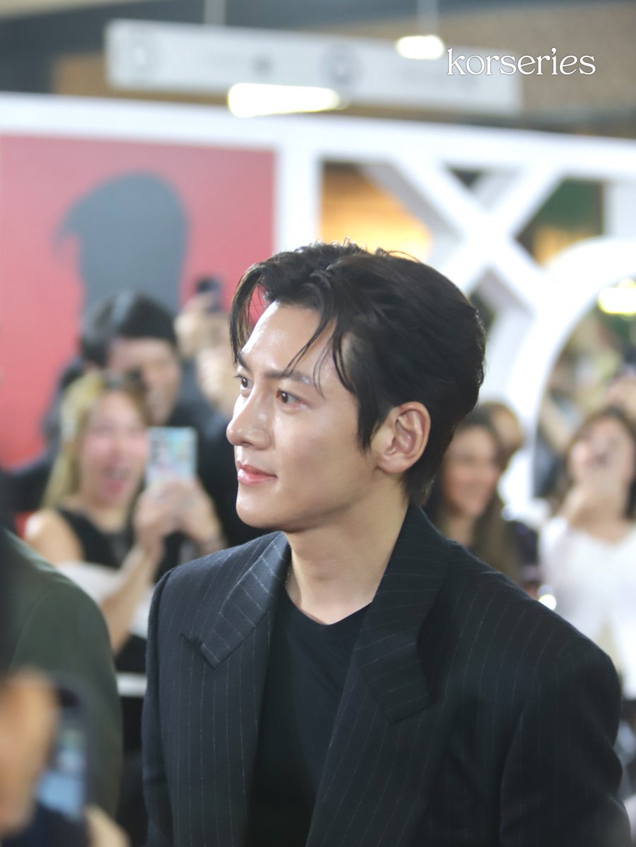 ผู้คนมากมาย but baby you look so shine 😍✨

จีชางอุค เดินจากประตูทางเข้าห้างเซนทรัลเวิลด์ทักทายแฟน ๆ ก่อนอวดโฉมเรือนเวลารุ่นลิมิเต็ด อิดิชั่น “True Square Open Heart x Ji Chang-wook” ของ Rado ยิ่งใหญ่สมเป็น Global Brand Ambassador หล่อโดดเด่นมาแต่ไกลจริง ๆ

#JiChangWook #지창욱