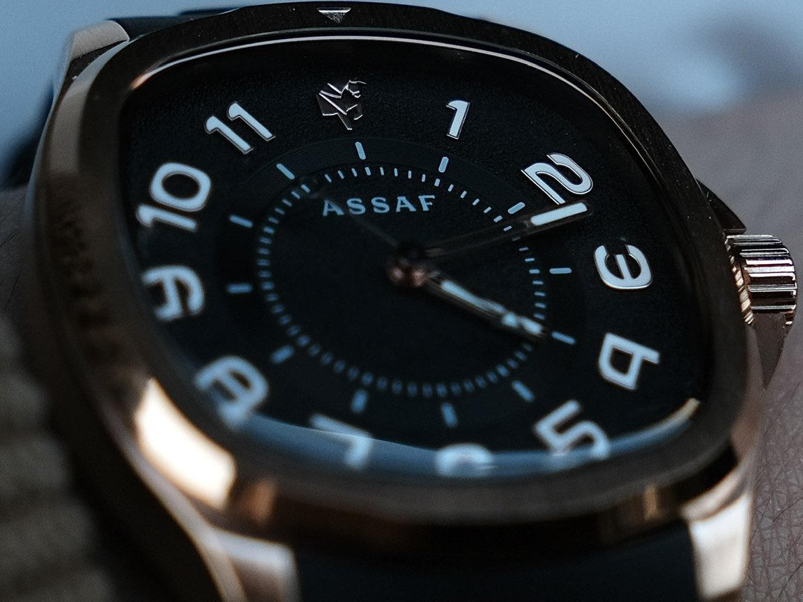 الوقت جاحد والخلايّق مصالح
 والكل طيّب ليِن يقضي لزومه