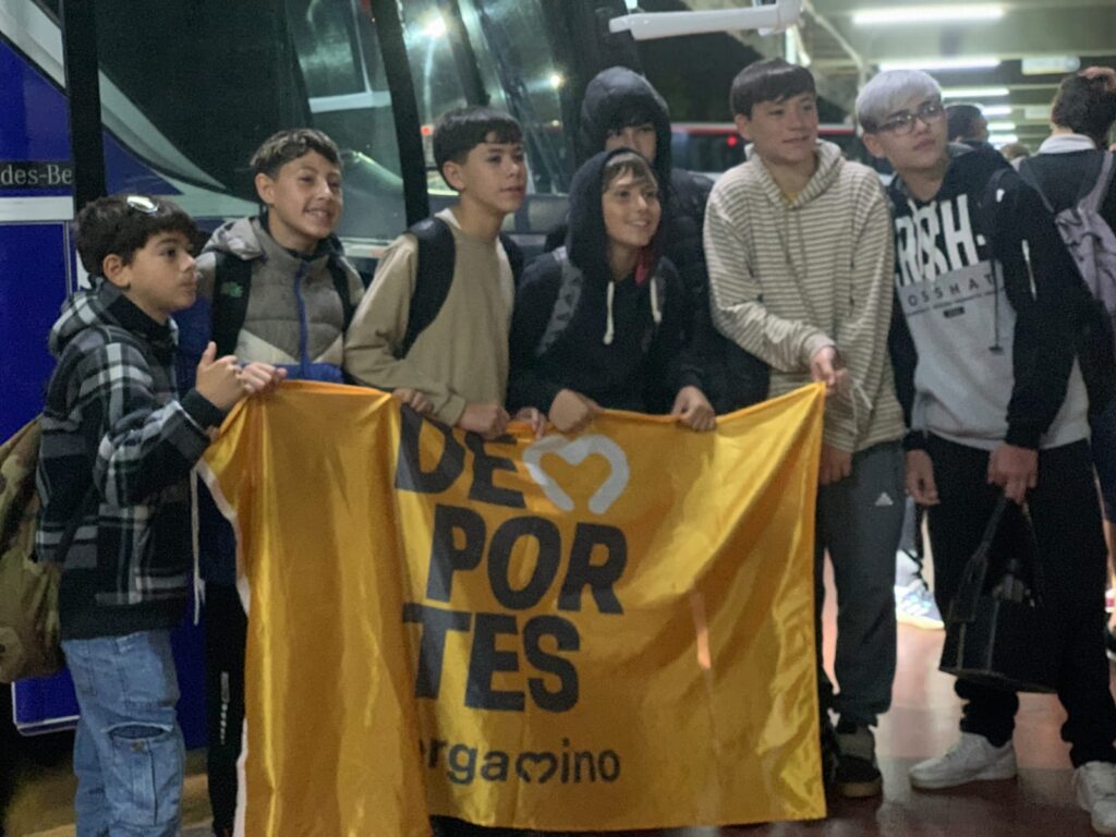 MuniPergamino's tweet photo. Juegos “Cacho Bustos” 2025
73 jóvenes estudiantes formaron parte del viaje de premiación a Buenos Aires, con visitas a Caminito, La Boca, Plaza de Mayo, Puerto Madero, Núñez y el Cenard. https://t.co/OMlYMppK4E