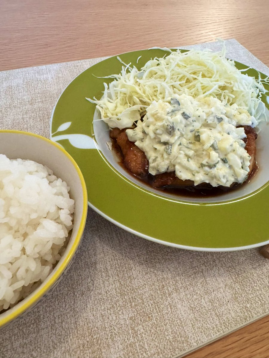 honefuki's tweet image. &quot;昨日の私&quot;という素晴らしい奴がご飯をしっかり作っていてくれたおかげで今日の猛烈に疲れている私はご飯を温めるだけで生きることができる。
ありがとう昨日の私←
ということでお昼はやわらか胸肉のチキン南蛮とたっぷり野菜のボーンブロススープで優勝🏆