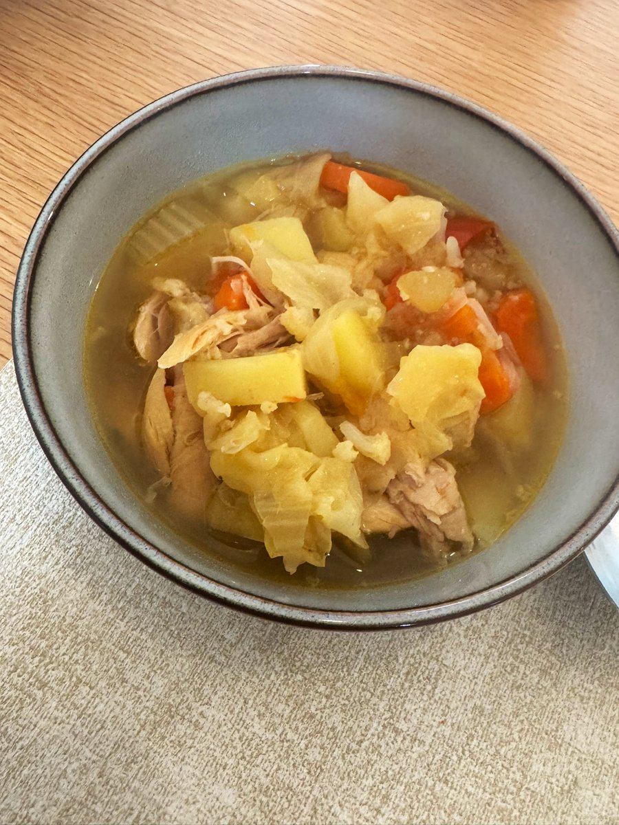 honefuki's tweet image. &quot;昨日の私&quot;という素晴らしい奴がご飯をしっかり作っていてくれたおかげで今日の猛烈に疲れている私はご飯を温めるだけで生きることができる。
ありがとう昨日の私←
ということでお昼はやわらか胸肉のチキン南蛮とたっぷり野菜のボーンブロススープで優勝🏆