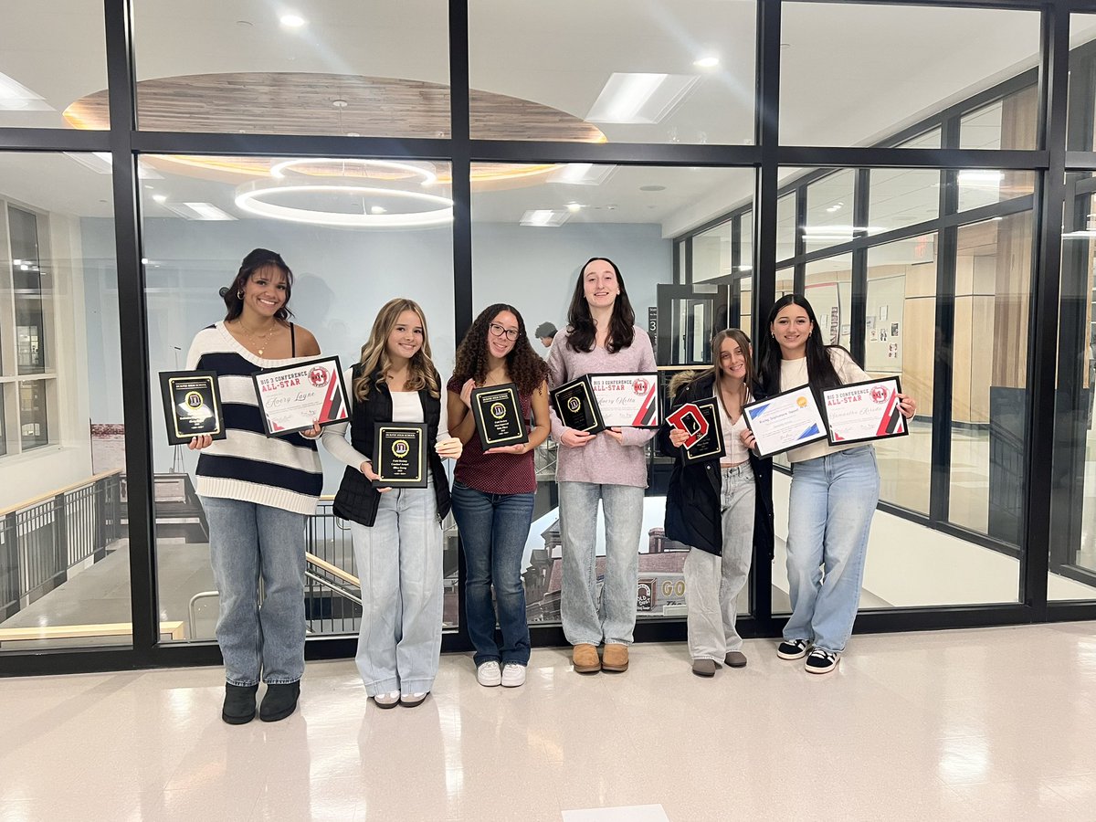 2025 season is a wrap🏑

Rookie of the year- Aliya Baskin* all star
Most improved- Talia Oliver 
Unsung Hero- Avery Motta* all star
Coaches Award- Alina Emery* all star
Defensive POY- Avery Layne* all star 
Rising sophomore squad- Sam Arruda* all star

So proud of this team ❤️