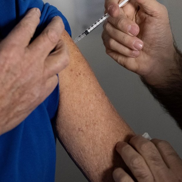 clarincom's tweet image. FALTAN VACUNAS DE PFIZER EN PLENO REBROTE DE COVID

Con una positividad que triplicó la de hace un mes, provincias como Formosa, Mendoza y Buenos Aires advierten que casi no tienen dosis de Pfizer y que los lotes pendientes no llegan. Salud admite una “demora administrativa” que…