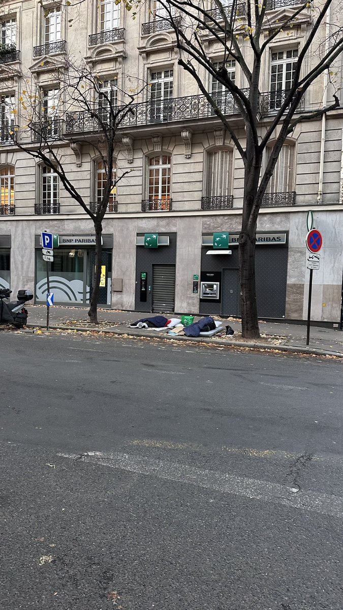 Je suis estomaqué par l’état de Paris : des sans abris partout, des commerces fermés à chaque coin de rue. Et le nombre hallucinant de jeunes femmes en hijab. Pas juste le simple voile. Non, vraiment tout l’accoutrement. C’est effrayant de voir ce que devient la France.