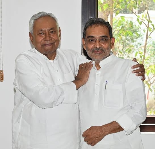 vikas_chand11's tweet image. आज सोशल मीडिया पर नीतीश मंत्रिमंडल के नए चेहरे दीपक प्रकाश सुर्खियों में हैं।

जानकारी के अनुसार, उन्हें RLM कोटे से मंत्री पद दिया गया है,दीपक प्रकाश, राष्ट्रीय लोक मोर्चा के प्रमुख और राज्यसभा सांसद उपेन्द्र कुशवाहा के बेटे हैं। 

वहीं इस चुनाव में उपेंद्र जी की पत्नी भी विधायक…