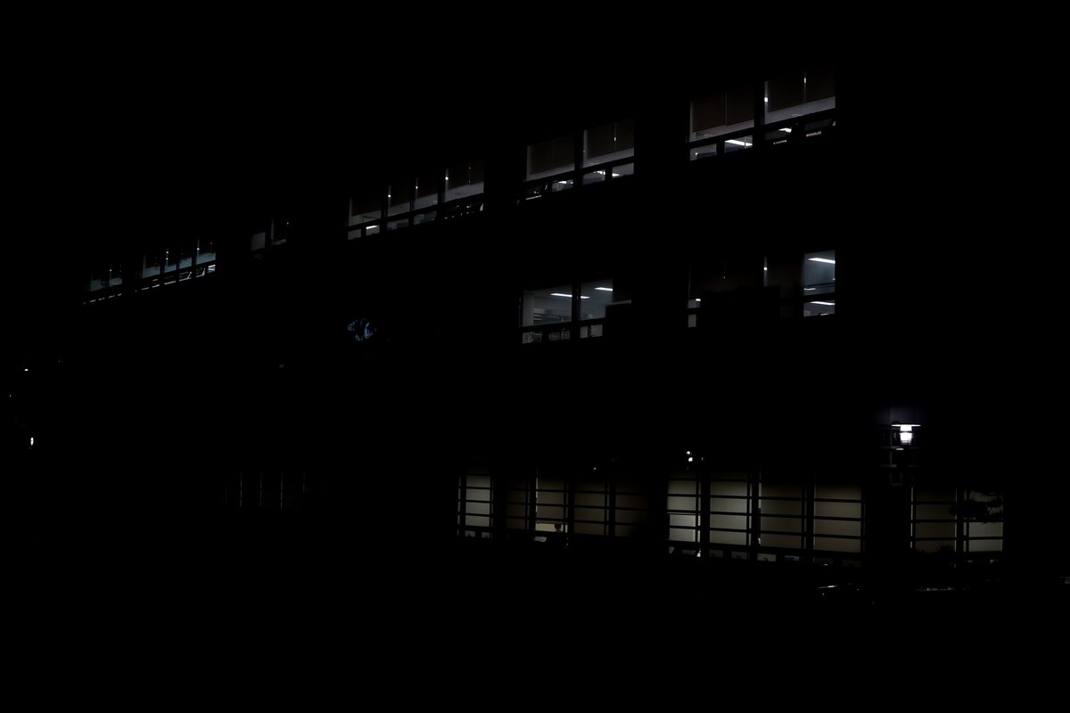 오늘은 단국대학교 치과대학 본과 3학년 학생들의 치아형성 야간실습이 있었습니다. 이번 학기 실습도 어느덧 마무리되고, 이제는 기말고사와 재시험만이 남았습니다. 지난 학기까지가 국가시험을 대비하는 느낌이었다면, 이번 학기는 실제 인간치아를 활용해 환자 진료에 더 가까이 다가간