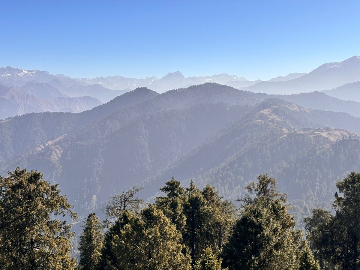 alleysconflict's tweet image. Climbed to the top of the mother ridge to get this panoramic view, Chamba district in the foreground depth with folds of spurs, watershed of pirpanjaal on far view, Lahaul and Kishtwar beyond, manali beyond on the extreme right, keen observer can spot Mani mahesh as well