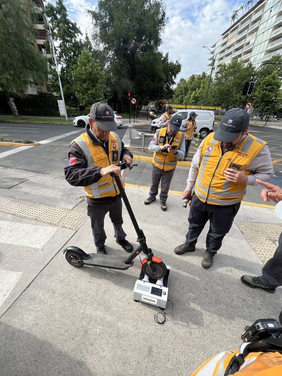 Comenzamos controles a Scooter 🛴donde el Jefe de <a href="/Fisca_MTT/">Division de Fiscalización de Transportes</a> Óscar Carrasco y sus inspectores(as) junto al Ministro <a href="/MTTChile/">Ministerio de Transportes y Telecomunicaciones</a> Juan Carlos Muñoz y la Secretaria Ejecutiva de <a href="/conaset/">Conaset - Seguridad Vial de Chile</a> Luz Renata Infante participaron de esta marcha blanca, para iniciar fiscalización el próximo 2026