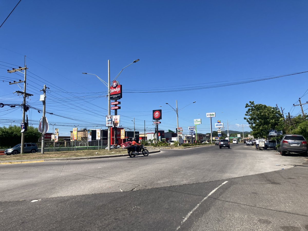 bikeandmagic's tweet image. ホンジュラス南部をエルサルバトル目指して走行中です。

雨季が終わったのか雨に降られずによいですが、日中は動きたくなくなる程日差しが強烈。

しっかり冷えた袋入りの飲料水が2レンピラおよそ12円で買えるのでこればかり飲んでます。

国境まであと一息。明日はエルサルバドル入国予定。