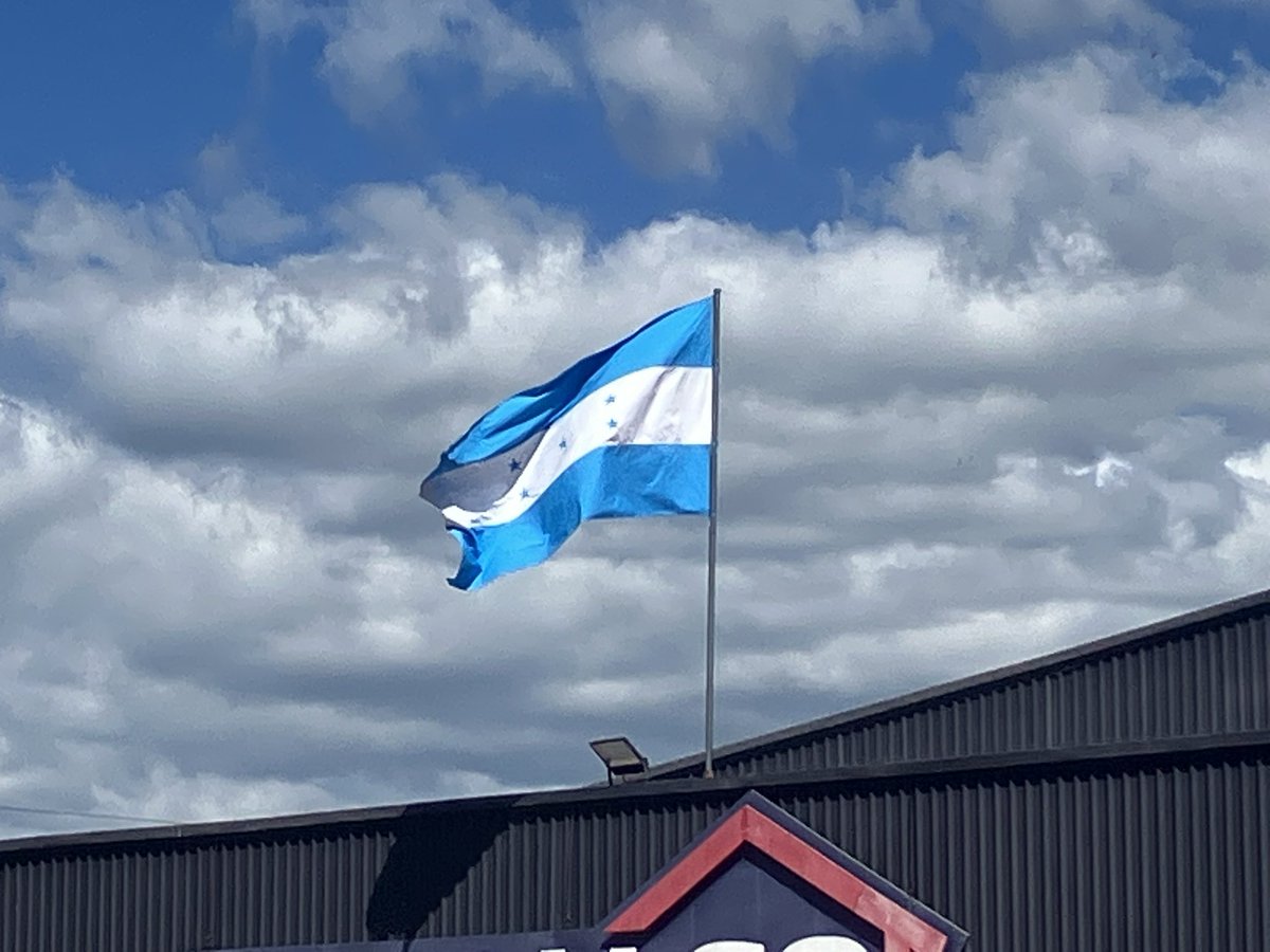 bikeandmagic's tweet image. ホンジュラス南部をエルサルバトル目指して走行中です。

雨季が終わったのか雨に降られずによいですが、日中は動きたくなくなる程日差しが強烈。

しっかり冷えた袋入りの飲料水が2レンピラおよそ12円で買えるのでこればかり飲んでます。

国境まであと一息。明日はエルサルバドル入国予定。