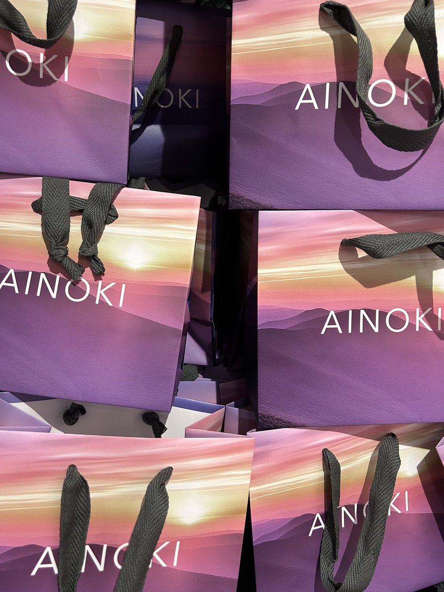 本日はPOPUP設営dayでした！
 #AINOKI POPUP 渾身のVMDも是非皆様に見ていただきたいです🌲
写真は背景にのまれるブランドディレクターとチーフです💜 #打ち合わせなし