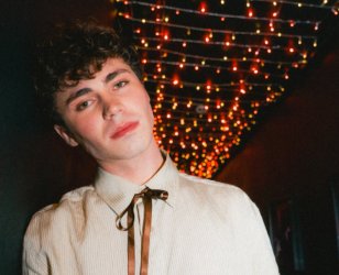 Warning: “Jealous” by Ocean Tisdall may cause sudden heartbreak. This one is going to wreck you in the best way. Proceed with feels.

eqmusicblog.com/listen-to-jeal…