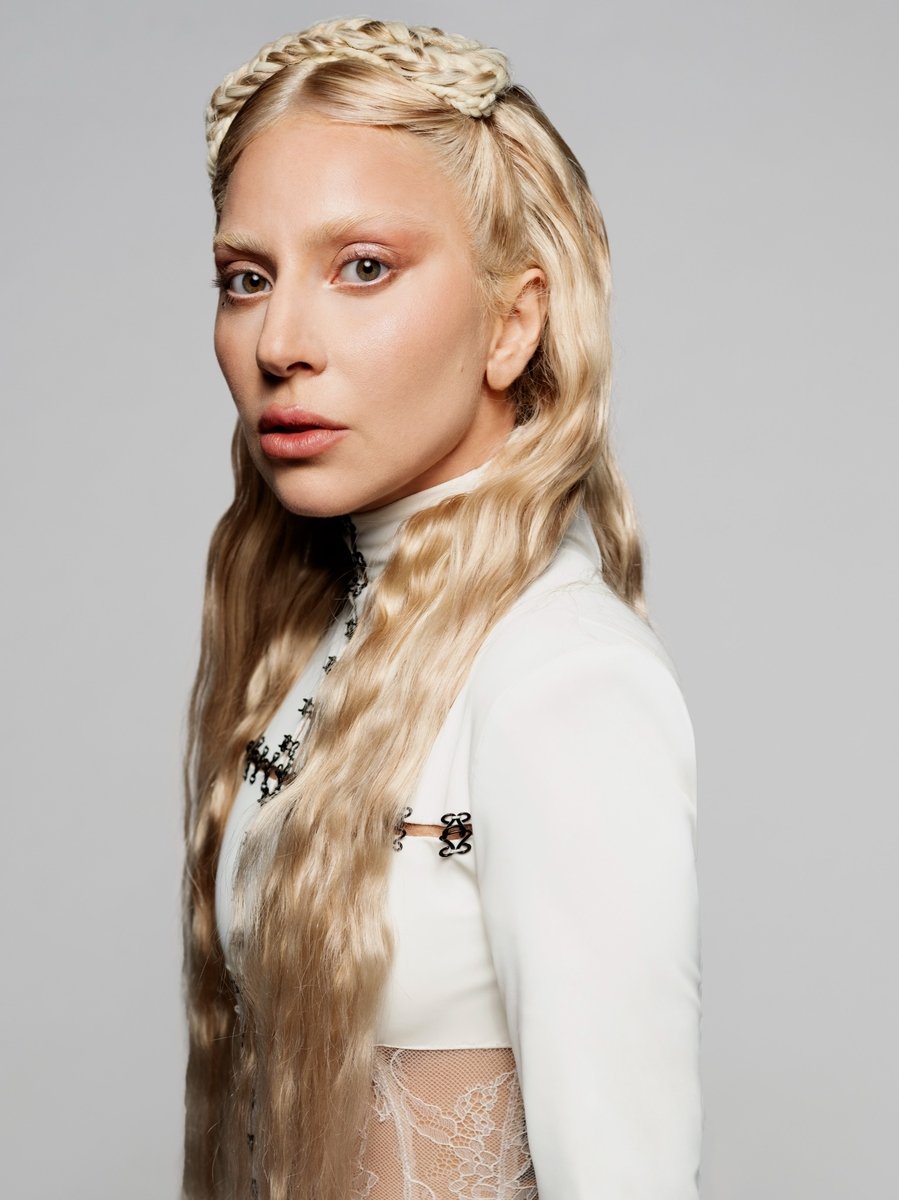 RDTLadyGaga's tweet image. A cantora Halle Bailey revelou durante uma entrevista que seu clipe favorito da Lady Gaga no momento, é &quot;Abracadabra&quot;.🪄

&quot;Eu estou amando muito &apos;Abracadabra&apos; agora, tipo, meu favorito. Ícone.&quot;