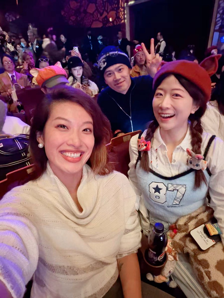 norahcomedy's tweet photo. ズートピア2のプレミアに招待されて観てきた！めっちゃ好き！当日はミッキーの誕生日で、スペシャルの花火まで見られちゃって、幸せ！ https://t.co/uPURPBylAI
