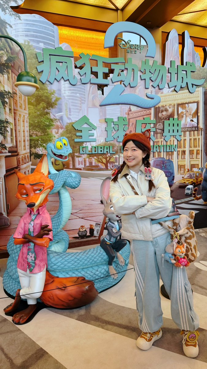norahcomedy's tweet photo. ズートピア2のプレミアに招待されて観てきた！めっちゃ好き！当日はミッキーの誕生日で、スペシャルの花火まで見られちゃって、幸せ！ https://t.co/uPURPBylAI