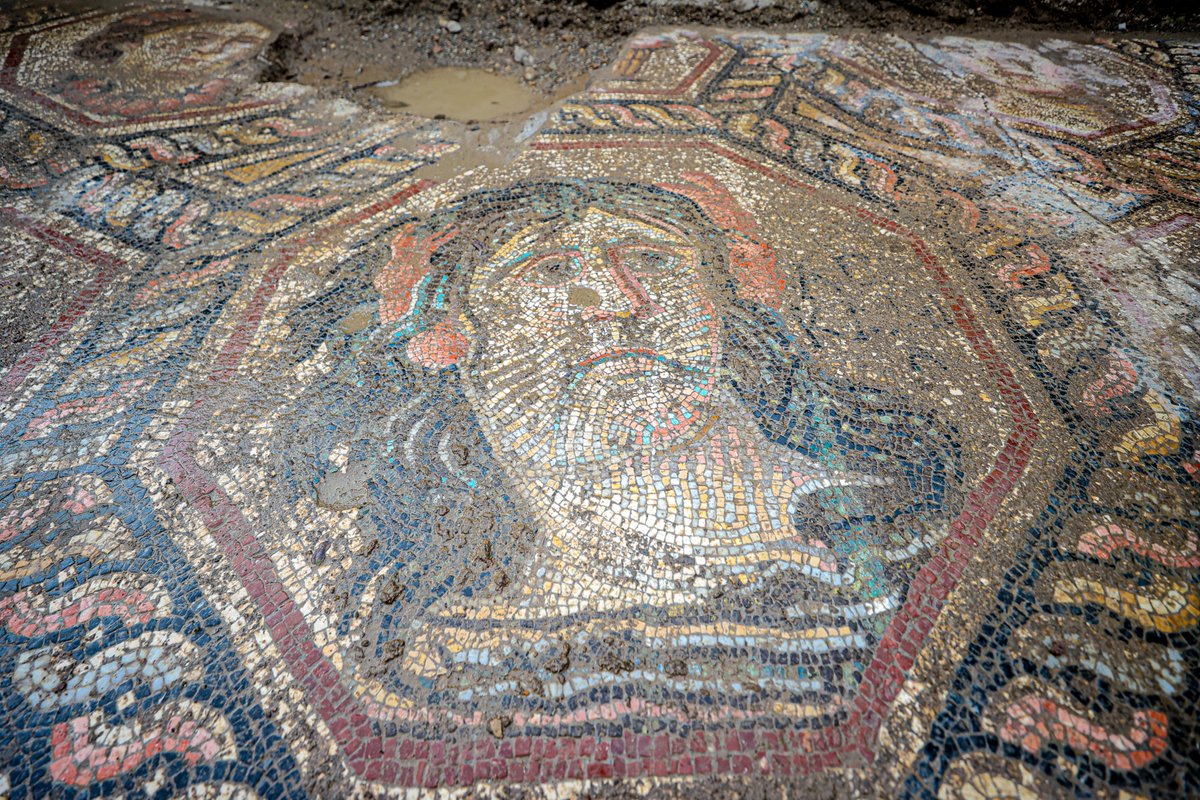 arkeolojihaber's tweet image. 📍 Bursa’nın İznik ilçesinde, 11 yıl önce kanalizasyon çalışması sırasında fark edilen taban mozaiği, bu yıl başlatılan arkeolojik kazılarla gün yüzüne çıkarıldı.

Yaklaşık 50 metrekarelik mozaik, Roma Dönemi’ne tarihleniyor ve bir kamu binası, lüks villa ya da hamam yapısının…