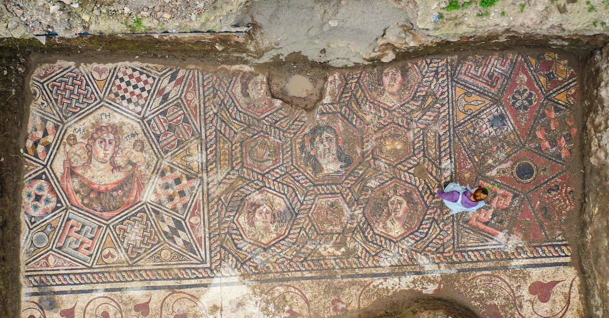 arkeolojihaber's tweet image. 📍 Bursa’nın İznik ilçesinde, 11 yıl önce kanalizasyon çalışması sırasında fark edilen taban mozaiği, bu yıl başlatılan arkeolojik kazılarla gün yüzüne çıkarıldı.

Yaklaşık 50 metrekarelik mozaik, Roma Dönemi’ne tarihleniyor ve bir kamu binası, lüks villa ya da hamam yapısının…