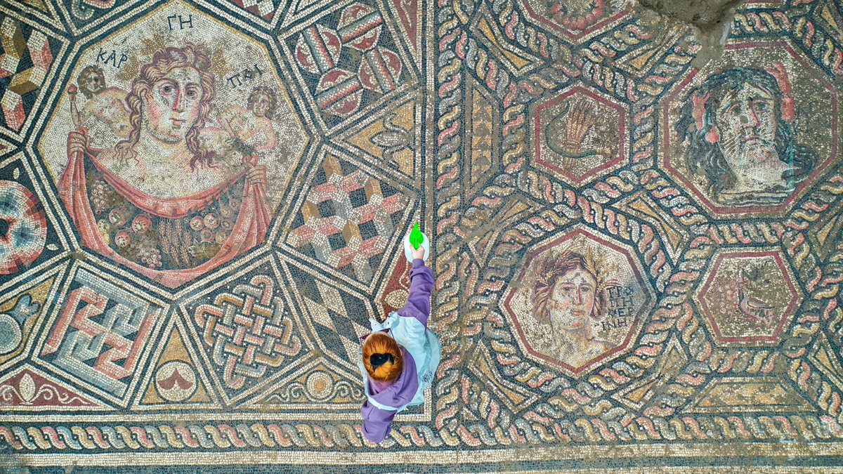 arkeolojihaber's tweet image. 📍 Bursa’nın İznik ilçesinde, 11 yıl önce kanalizasyon çalışması sırasında fark edilen taban mozaiği, bu yıl başlatılan arkeolojik kazılarla gün yüzüne çıkarıldı.

Yaklaşık 50 metrekarelik mozaik, Roma Dönemi’ne tarihleniyor ve bir kamu binası, lüks villa ya da hamam yapısının…