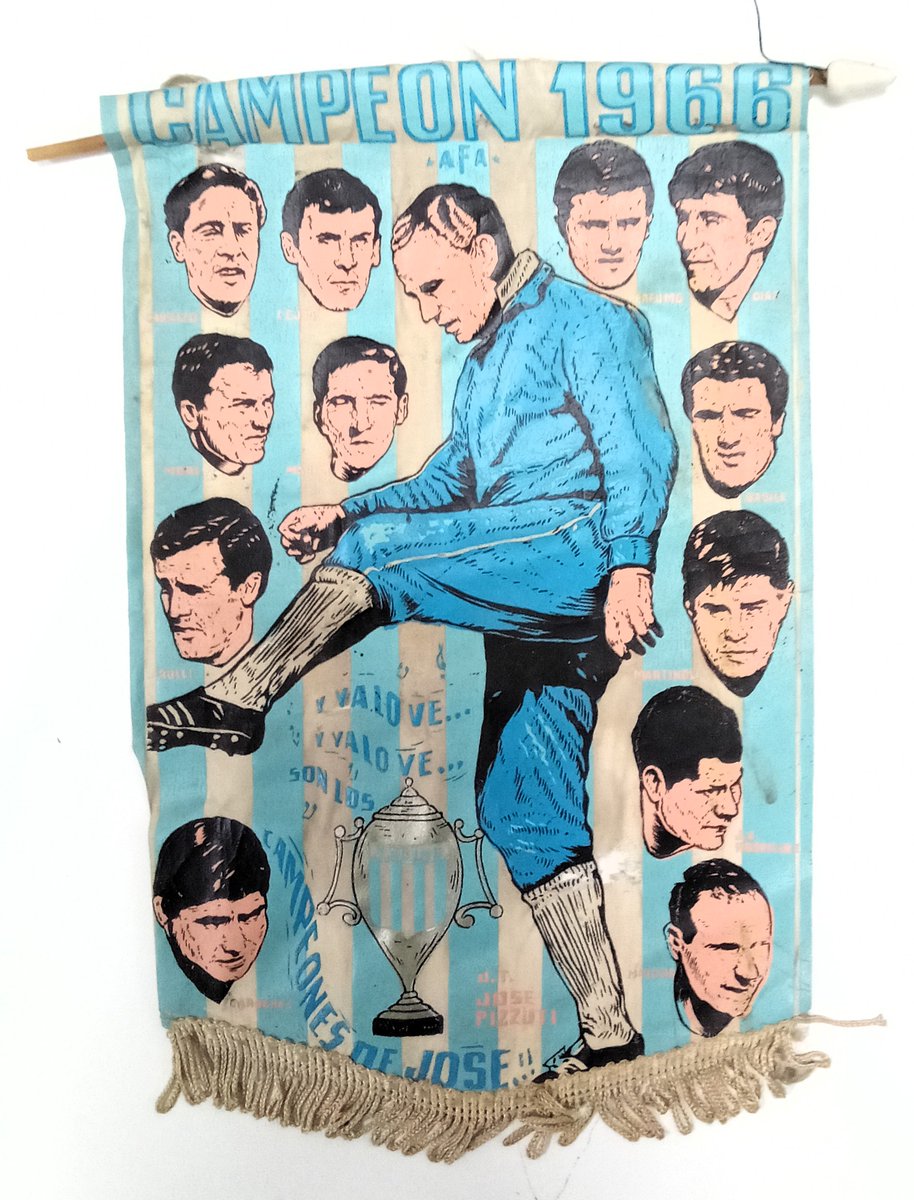 🏆El 20 de noviembre de 1966 tras el empatar sin goles ante Gimnasia y Esgrima en La Plata, "El Equipo de José" se consagró campeón de Primera División

🏳️Campeón 1966" de la Colección Banderines. La colección contiene unas 70 piezas, tanto de Racing Club como de otros clubes.