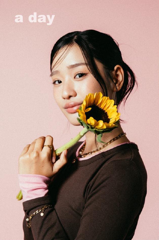hongshiest's tweet photo. fell down to my knees she’s the most beautiful girl ever the one and only sunflower girl EVER ☹️🌻🤍

#adaymagazine
#tontawan #intuyou https://t.co/cypMyVKyfH