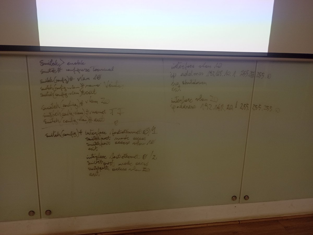 titomedinaneira's tweet image. Clase de hoy para la sección 302 de &quot;Redes y Comunicación de Datos&quot;, #subnetting (subdividir la red en N redes). Esto se hace en el router, para enrutar las subredes. En el switch, se hace gestión solamente de las subredes, via VLANs. Mañana, haremos ejercicios sobre lo mismo