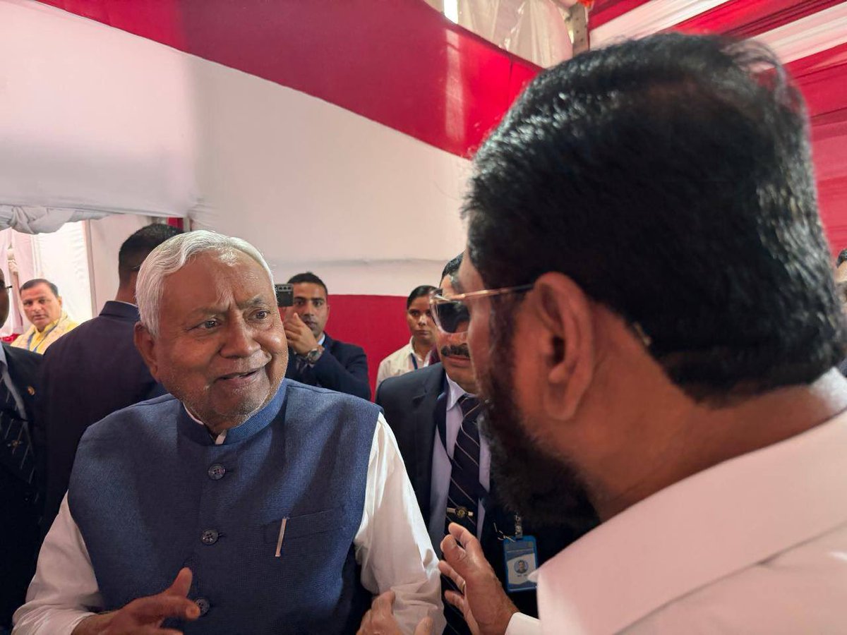 📍 पटना, #बिहार |

फिर एक बार... नितीश सरकार...!

नितीश कुमार यांनी आज दहाव्यांदा बिहारच्या मुख्यमंत्रीपदाची शपथ घेतली. राजधानी पटना येथील गांधी मैदानात पार पडलेल्या या शपथविधी सोहळ्यात बिहारचे राज्यपाल आरिफ मोहम्मद खान यांनी त्यांना पद आणि गोपनीयतेची शपथ दिली. यावेळी त्यांच्यासह