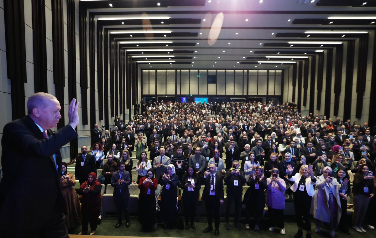 “Dijital kuşatmanın dünya genelinde şiddetini artırdığı bir dönemde aile kurumunun üzerine titriyoruz” tccb.gov.tr/haberler/410/1…