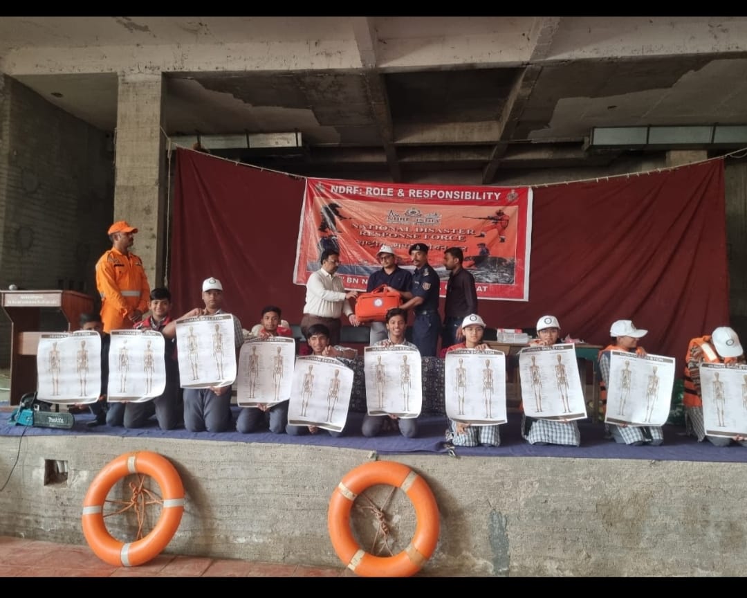 DistrictDahod's tweet photo. દાહોદ જિલ્લાના દાહોદ તાલુકામાં આવેલ MY હાઈસ્કુલ દાહોદ  ખાતે NDRF ટીમ તથા જિલ્લા વહીવટી તંત્ર દ્વારા જિલ્લાનો પરિચય (District Familiarization) તથા આપત્તિ સંબંધિત જન જાગૃતિ અભિયાન બાબતે તા.20/11/2025 ના રોજ કરવામાં આવેલ કાર્યક્રમ @CollectorDahod  @infodahodgog https://t.co/QSw5nyCaFU